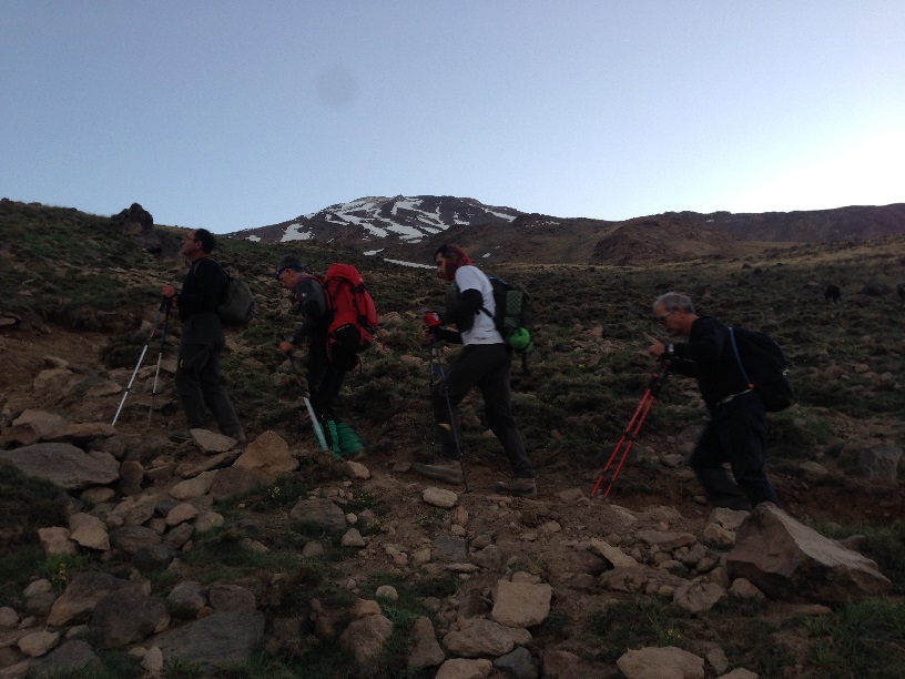 تیم کوهنوردی ما در حال صعود از قله دماوند 